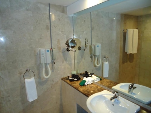 Single Room Near Yas Healthcare by Luxury Bookings 6 Luxury Bookings