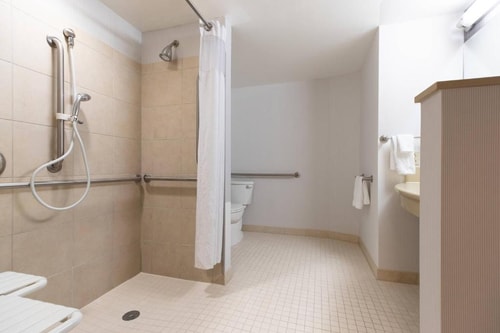 Queen Room Near Trader Joes WDC 5 Luxury Bookings
