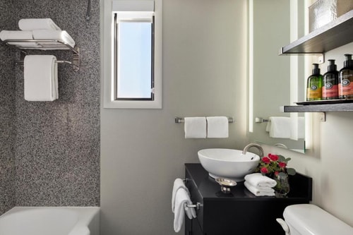 Queen Suite Near Folger Park WDC 3 Luxury Bookings