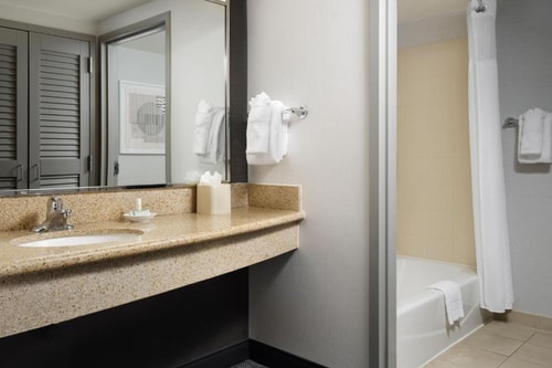 Queen Room Near Trader Joes WDC 4 Luxury Bookings