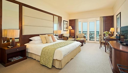 Deluxe King Room Near Urwa Bin Masood Mosque Luxury Bookings