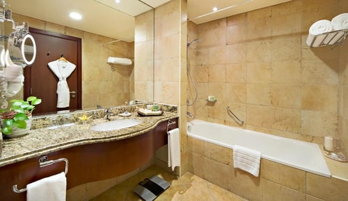 Deluxe King Room Near Urwa Bin Masood Mosque 7 Luxury Bookings