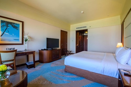 Deluxe King Room Near Urwa Bin Masood Mosque 6 Luxury Bookings