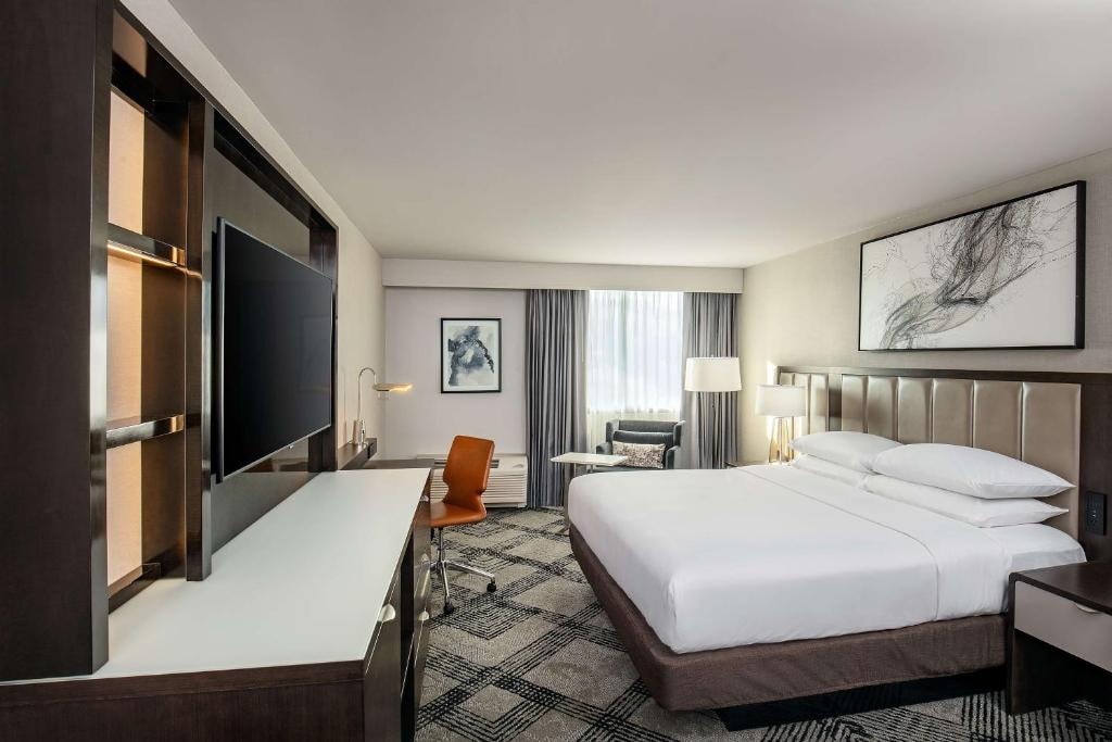 King Room Near Panera Bread WDC Luxury Bookings