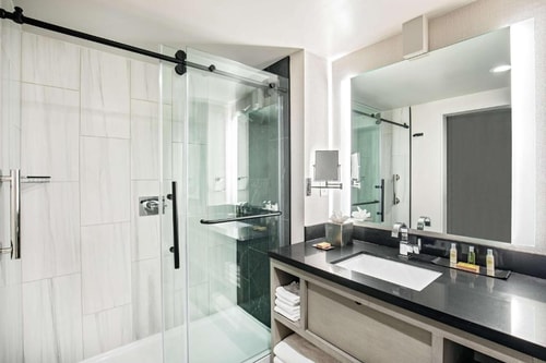 King Room Near Panera Bread WDC 1 Luxury Bookings