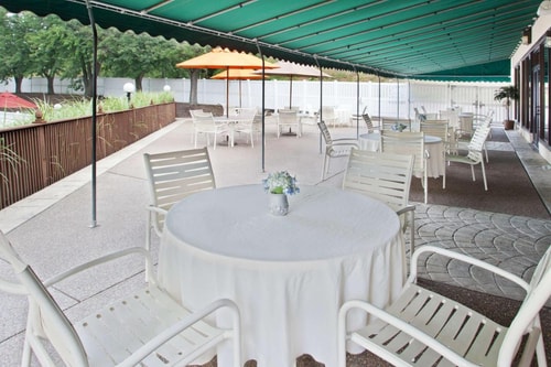 King Room Near Meadows Lanes Bowling WDC 9 Luxury Bookings