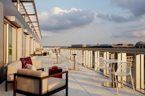 King Room Near The Theatre Lab WDC 10 Luxury Bookings