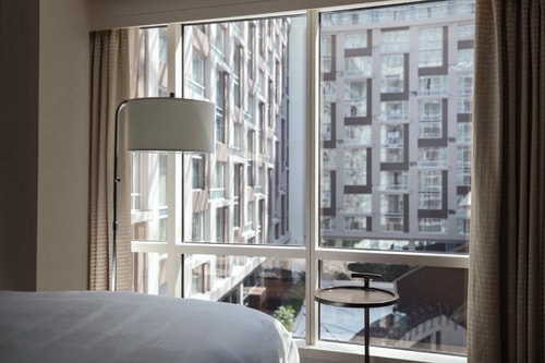 King Room Near The Theatre Lab WDC 3 Luxury Bookings