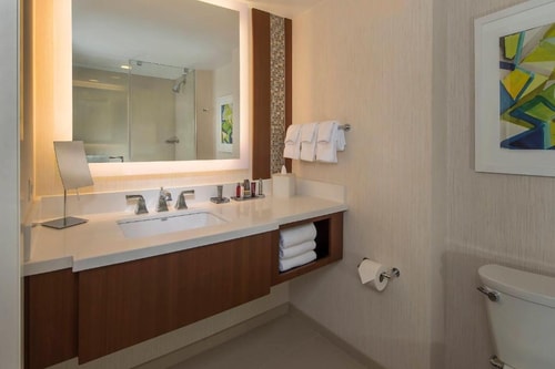 King Room Near The Theatre Lab WDC 5 Luxury Bookings