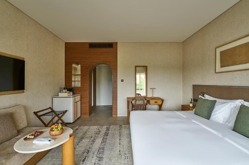 Deluxe King Room Near Khor Al Maqta 1 Luxury Bookings