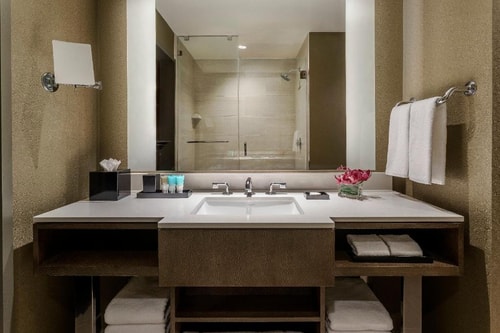 King Room Near Levis Clothing Store WDC 1 Luxury Bookings