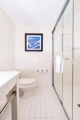 King Room Near Beckett Field WDC 3 Luxury Bookings