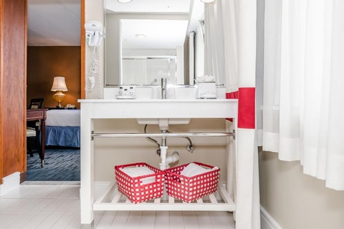 King Room Near Beckett Field WDC 2 Luxury Bookings