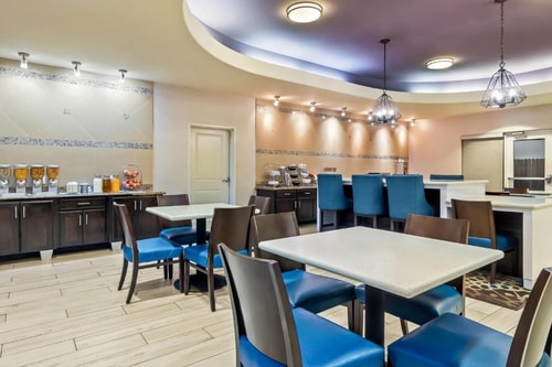 King Room Near Shadowbriar Elementary School HOU 9 Luxury Bookings