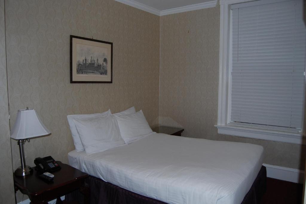 Queen Room Near Ukraine Independence Park WDC Luxury Bookings