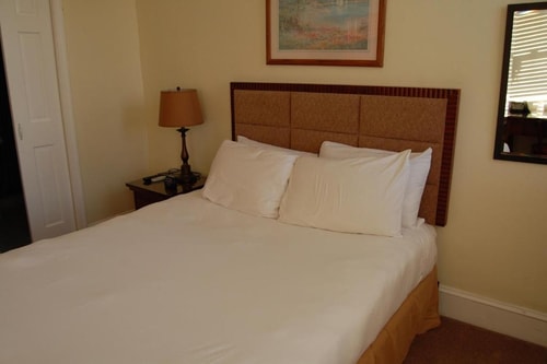 Queen Room Near Ukraine Independence Park WDC 1 Luxury Bookings