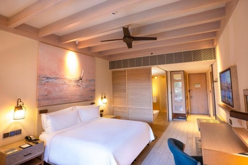 LUX Guest King Room in Saadiyat Island Abu Dhabi 2 Luxury Bookings