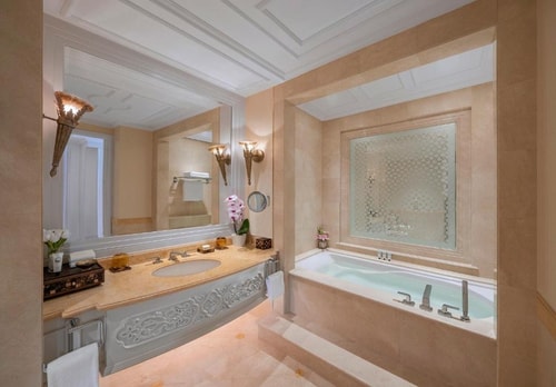 Luxury Deluxe Room Near Grand Hyatt Abu Dhabi 4 Luxury Bookings