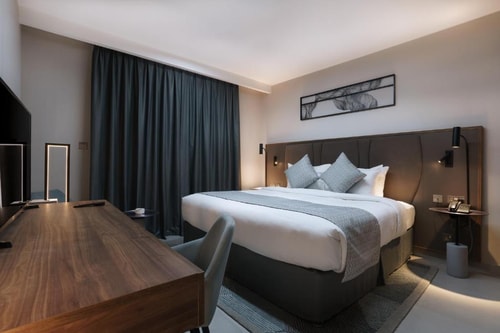Deluxe King Room Near Nakheel Osais Luxury Bookings