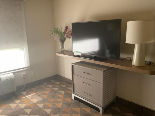 Standard King Room Near IAH Airport Area HOU 4 Luxury Bookings