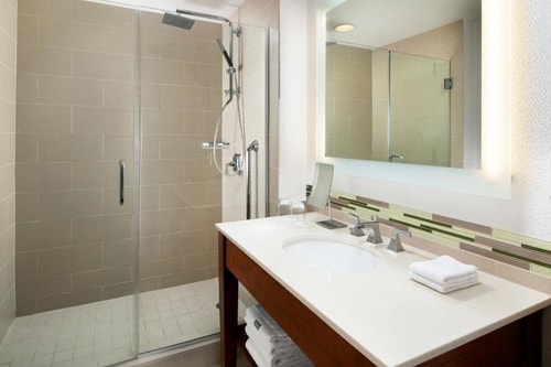 Guest Room Near Memorial City Mall HOU 2 Luxury Bookings