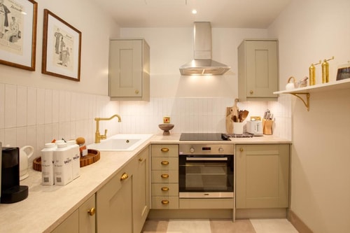 One Bedroom Apartment Near Walton Estates LON 3 Luxury Bookings