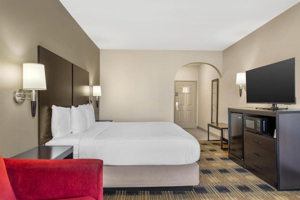 King Room With Sofa Bed Near Furr High School HOU Luxury Bookings