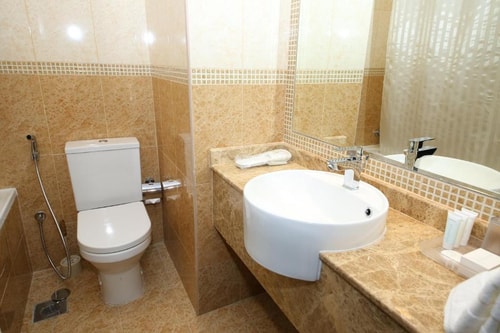 Classic Two Bedroom Near Mall Of Emirates 13 Luxury Bookings