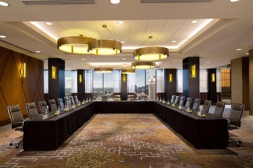 Queen Studio Near White Rhino Coffee The Gild DAL 12 Luxury Bookings