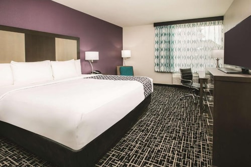 King Room Near Riparian Bar & Grill DAL 1 Luxury Bookings