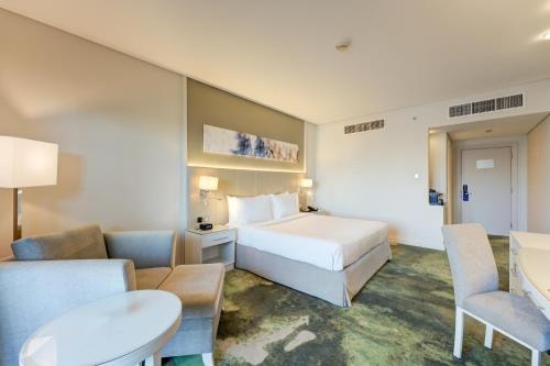 Superior King Room Near Green Community Village 0 Luxury Bookings