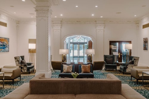 King Room Near Discovery Green in Houston HOU 9 Luxury Bookings