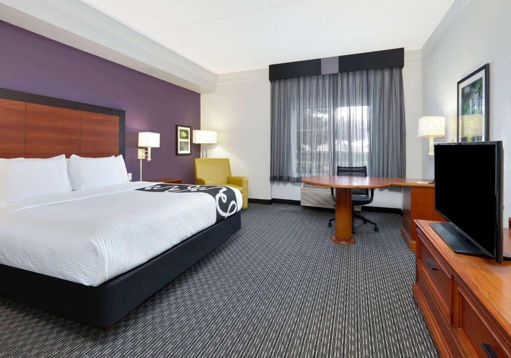 Deluxe Room Near Park Fountains DAL Luxury Bookings