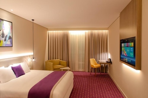 Deluxe King Or Twin Room Near Mazaya Centre Ad 3 Luxury Bookings