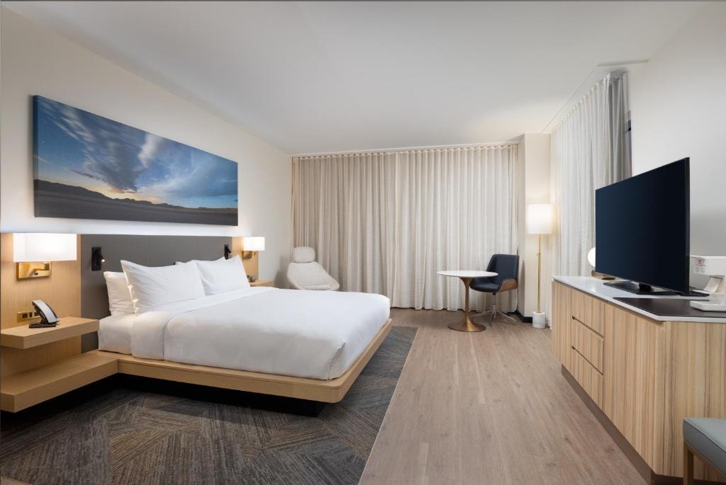 Classic King Room Near Bendwood Park HOU Luxury Bookings
