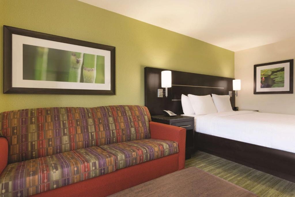 Deluxe Room Near Aerodrome Ice Skating Complex HOU Luxury Bookings
