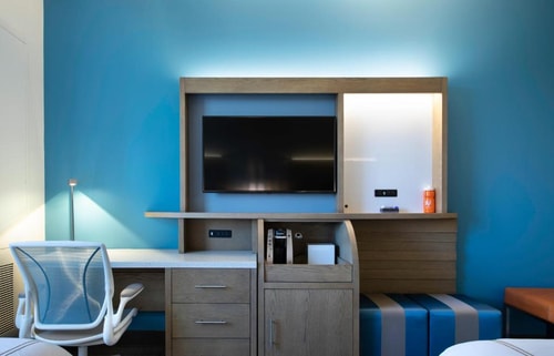Standard King Room Near Middle Point Marina MIA 6 Luxury Bookings