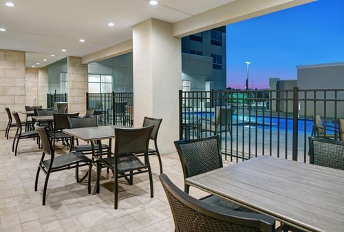 Standard King Room Near City Centre Houston HOU 9 Luxury Bookings
