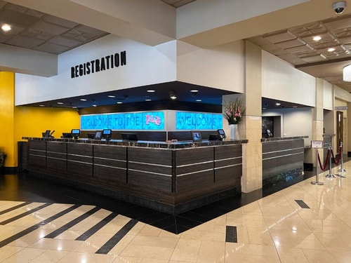 Deluxe Room Near Edwin K Leishman Art LAS 8 Luxury Bookings