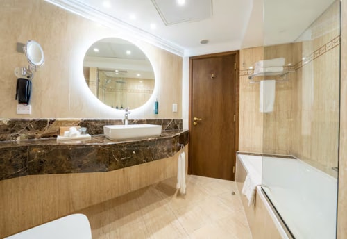 1 Bedroom Suite With Balcony Near Deira Clocktower 4 Luxury Bookings