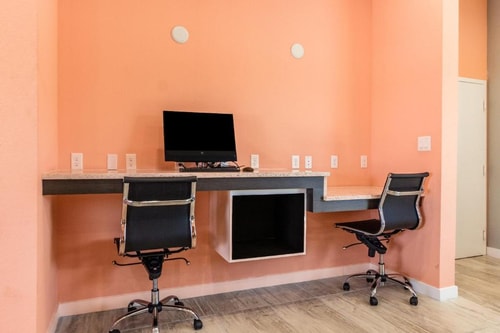 Deluxe King Studio Near Harmony Garden HOU 14 Luxury Bookings