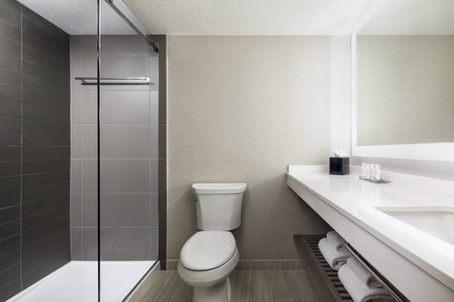 Queen Room Near William P Hobby Airport HOU 5 Luxury Bookings