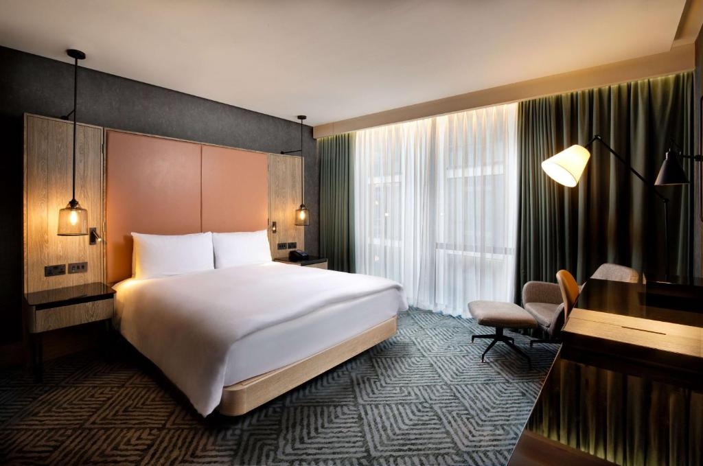 King Room Near Bernie Spain Gardens LON Luxury Bookings