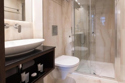 Deluxe Double Room Near Cleveland Square LON 6 Luxury Bookings