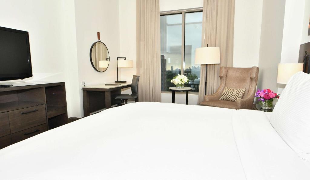King Room Near Venture Commercial Real Estate DAL Luxury Bookings