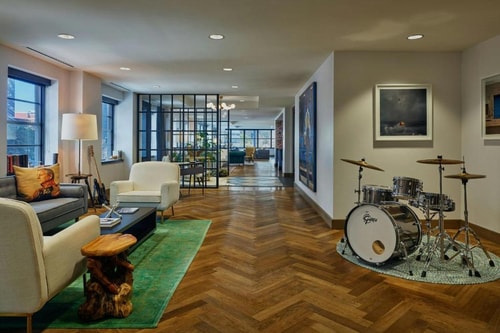 Queen Room Near James W Aston Park DAL 13 Luxury Bookings