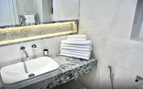2 Bedroom Deluxe Apartment Near Barclays Bank LON 13 Luxury Bookings
