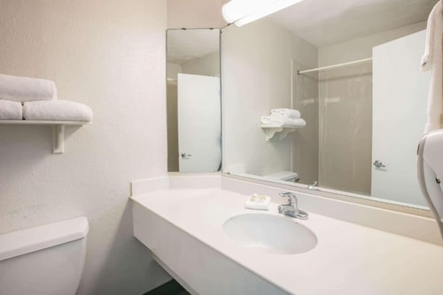 Deluxe Room Near The Charlotte American Bistro DAL 5 Luxury Bookings