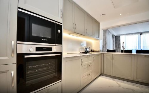 3 Bedroom Deluxe Apartment Near Barclays Bank LON 15 Luxury Bookings