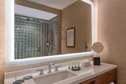 Guest Room Near Museum of Illusions Houston HOU 2 Luxury Bookings